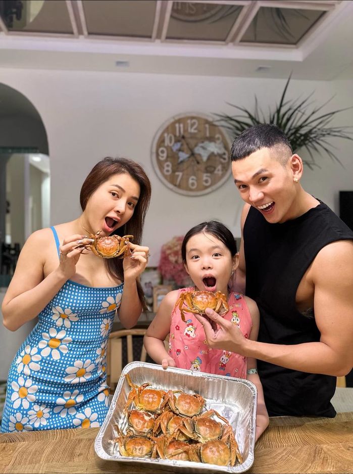 Phương Trinh Jolie bất ngờ mặc kín đáo sau 3 tháng mang thai