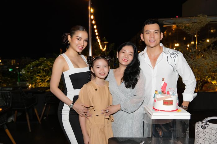 Phương Trinh Jolie bất ngờ mặc kín đáo sau 3 tháng mang thai