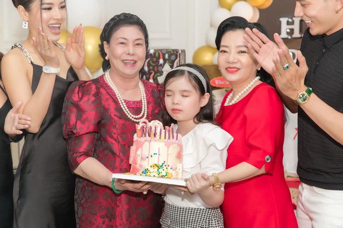Phương Trinh Jolie tổ chức sinh nhật 10 tuổi cho con gái đầu lòng