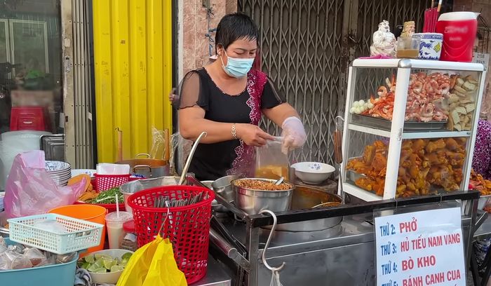 Xe bánh canh núp hẻm Sài Gòn: 70k được tô thập cẩm no căng bụng