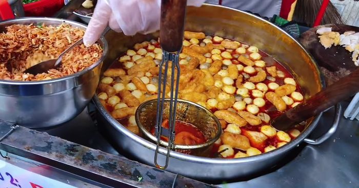 Quán bánh canh rẻ nhất nhì Sài Gòn: 50k được tô đầy đủ, có cả con cua