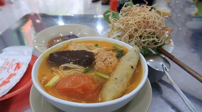 Quán bún riêu hơn 30 năm làm bá chủ Sài Gòn: Ngày bán 500 tô là ít