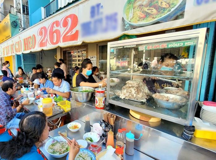 Quán hủ tiếu 40 năm làm bá chủ Bình Thạnh: Bán không nghỉ ngày nào