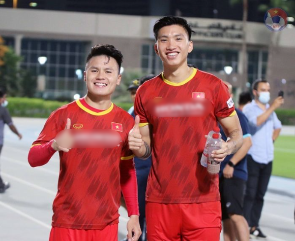 Quang Hải về nước tham dự AFF Cup, bạn gái tin đồn cùng xuất hiện