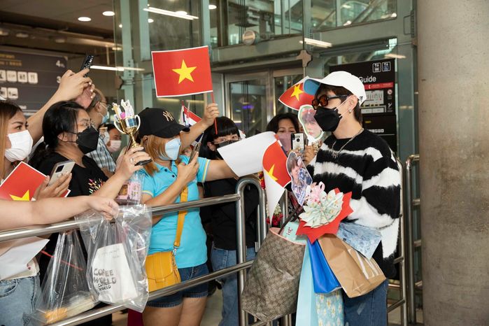 Fan vây kín Quang Hùng MasterD ở sân bay khi đi diễn cùng Thùy Tiên