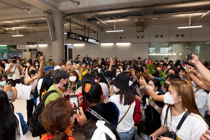 Fan vây kín Quang Hùng MasterD ở sân bay khi đi diễn cùng Thùy Tiên