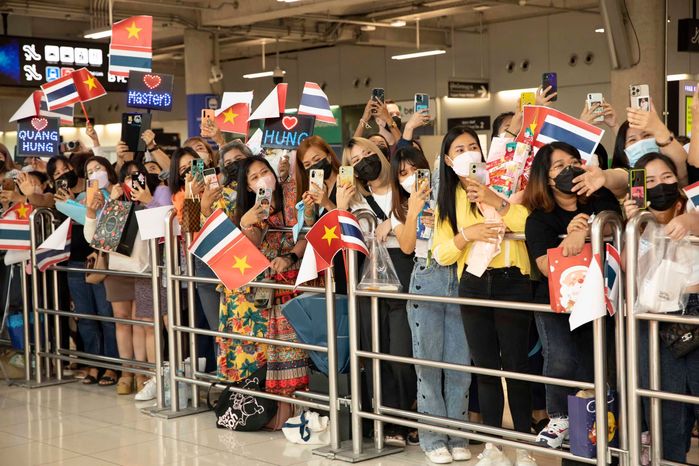 Fan vây kín Quang Hùng MasterD ở sân bay khi đi diễn cùng Thùy Tiên