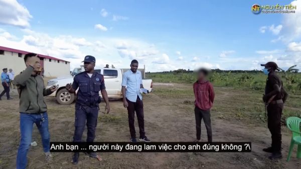 Quang Linh thất vọng khi bị nhân viên lấy máy móc đem bán