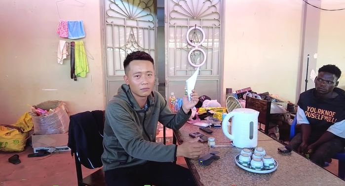 Quang Linh Vlog cực căng khi dàn gà cưng sinh hư, liên tục trốn việc