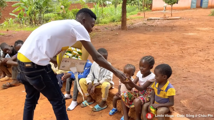 Quang Linh Vlog nhận trăm trẻ mồ côi tại châu Phi làm con nuôi