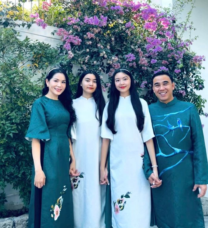 Quyền Linh chăm chút vợ con khéo: Nhan sắc ai cũng xinh đẹp