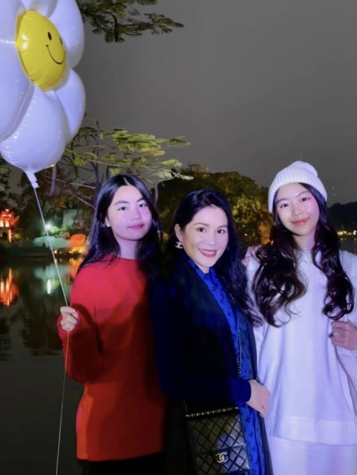 Quyền Linh chăm chút vợ con khéo: Nhan sắc ai cũng xinh đẹp