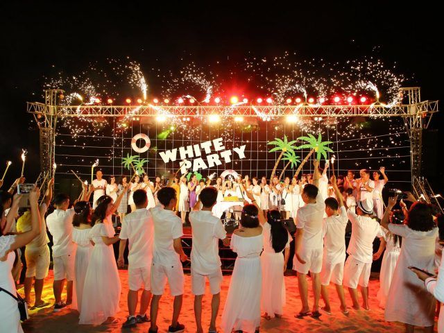 Sắm đồ mới đi party cuối năm: Người nói lãng phí, người nói nên đầu tư