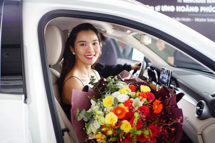 Sao Việt có ô tô mới trước sinh: Hồ Bích Trâm tậu quà sinh nhật xịn