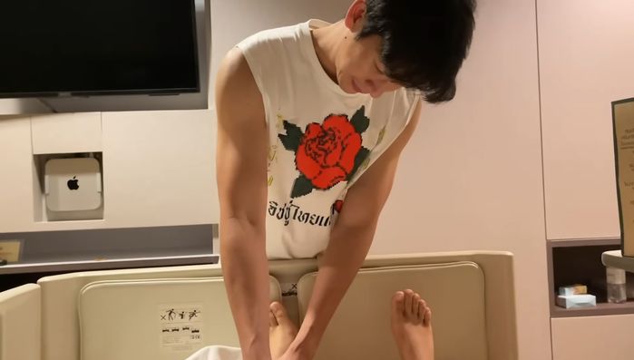 Tài tử Chiếc Lá Cuốn Bay khéo chăm con, bé mới sinh tóc tai trộm vía