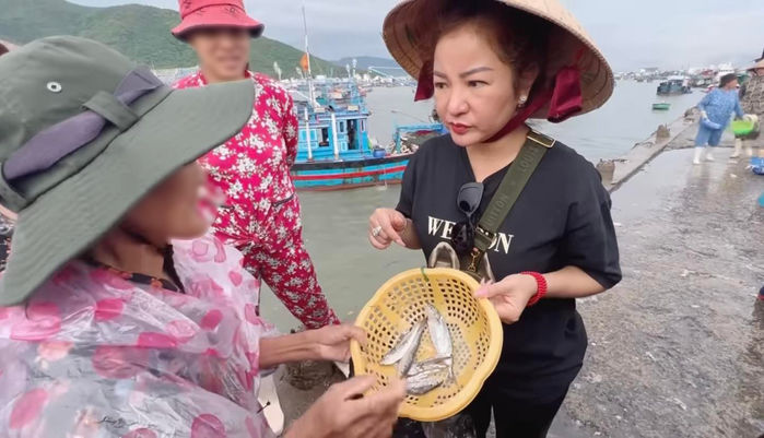 Thúy Nga lên tiếng về lời nói với bà cụ nhặt cá: Khẳng định không ác ý