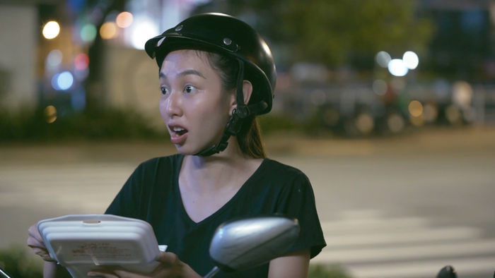 Hoa hậu Thùy Tiên không ngại khó: Bán hàng rong, lái xe ôm cân tất
