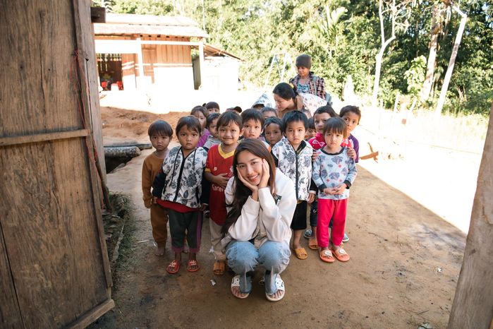 Hoa hậu Thùy Tiên không ngại khó: Bán hàng rong, lái xe ôm cân tất