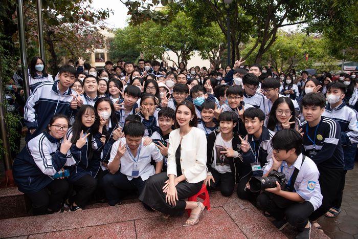 Hoa hậu Thùy Tiên không ngại khó: Bán hàng rong, lái xe ôm cân tất