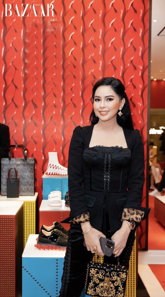 Tiên Nguyễn xả ảnh lần đầu dự fashion show, nhan sắc mẹ ruột gây chú ý
