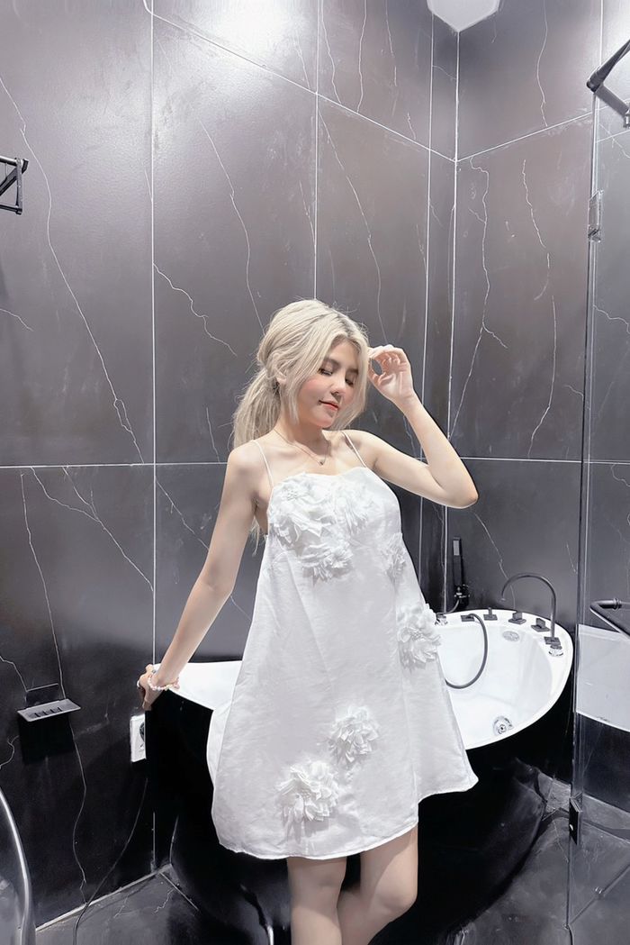 TikToker nổi tiếng nhất Việt Nam bỏ tiền tỷ xây nhà full đen độc lạ