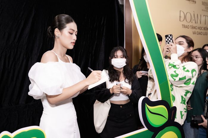 Từng bán mắt kính, Đoàn Thiên Ân nay đổi đời: Xách túi hiệu đi Thái