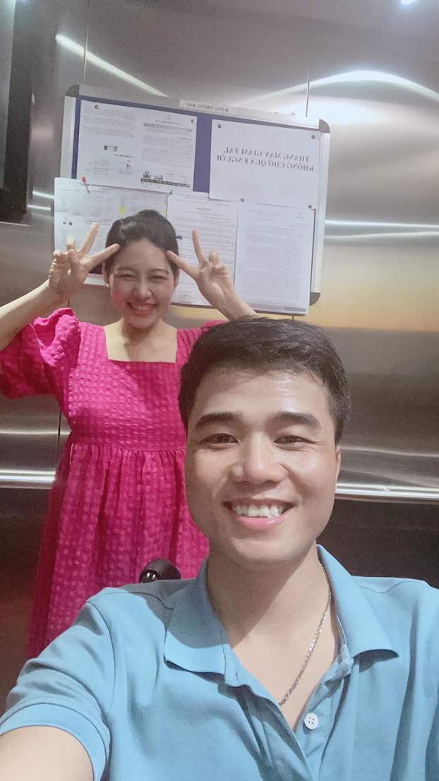 Vợ chồng chàng trai không chân khui quà nước ngoài gửi về