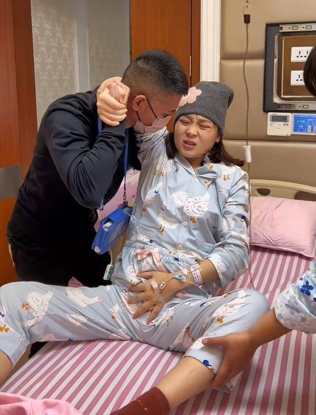 Vợ bầu sinh mổ lần 3, chồng có tâm túc trực để dìu từng bước một