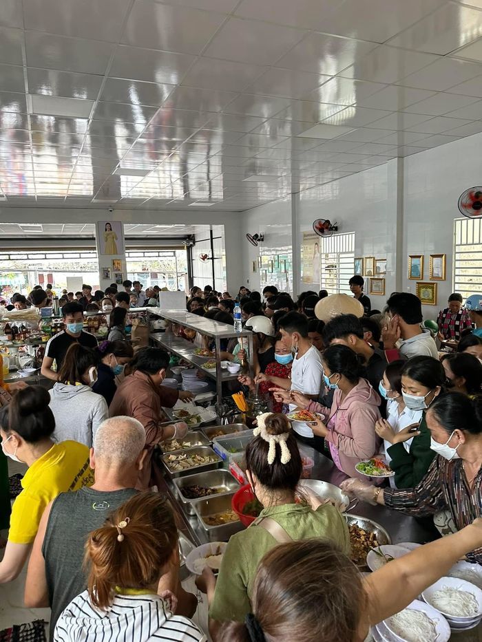 Vợ chồng bác sĩ vay vốn ngân hàng để xây nhà lưu trú 0 đồng