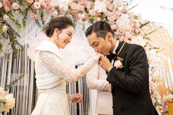 Vợ chồng Khánh Thi - Phan Hiển đeo vàng trĩu trịt trong hôn lễ