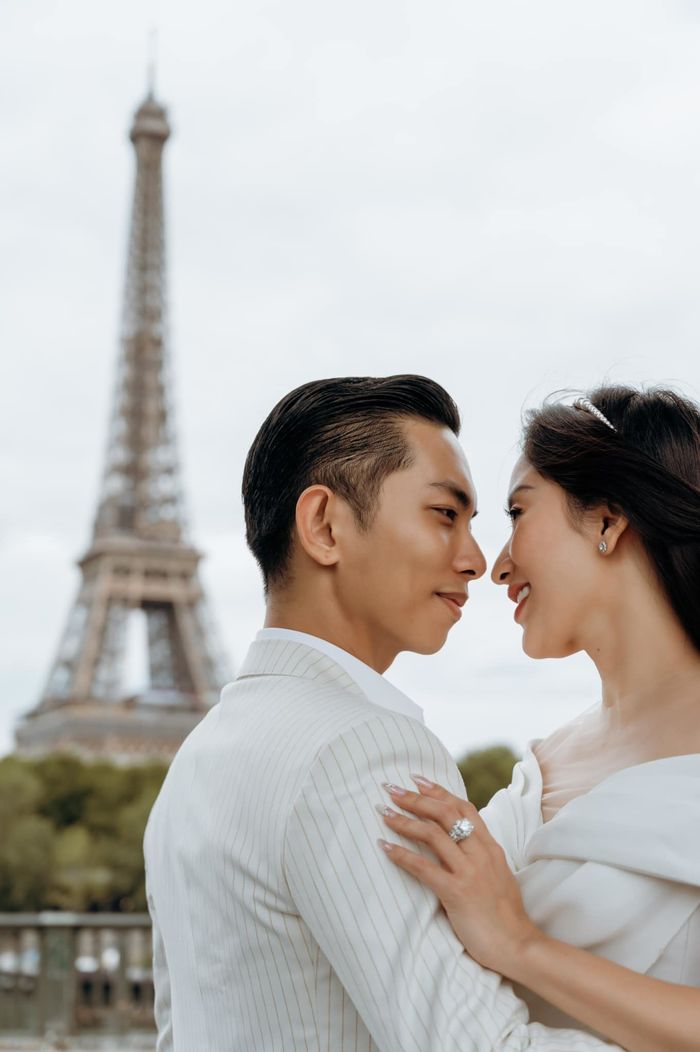 Vợ chồng Khánh Thi - Phan Hiển đeo vàng trĩu trịt trong hôn lễ