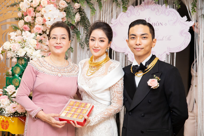 Vợ chồng Khánh Thi - Phan Hiển đeo vàng trĩu trịt trong hôn lễ