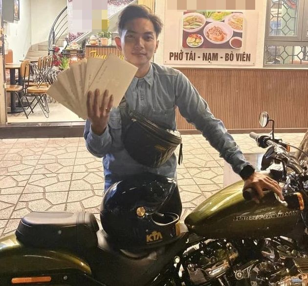 Vợ chồng Khánh Thi - Phan Hiển đeo vàng trĩu trịt trong hôn lễ