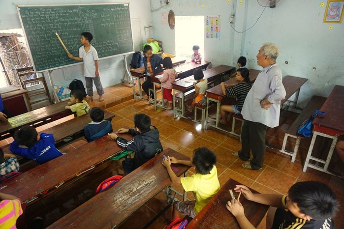 Vợ chồng U90 mở lớp học tình thương suốt 30 năm: Học phí chỉ 15K