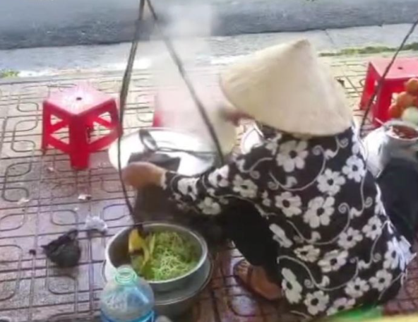 Bán thức ăn thừa cho bệnh nhân, cô bán bún bị mời lên phường