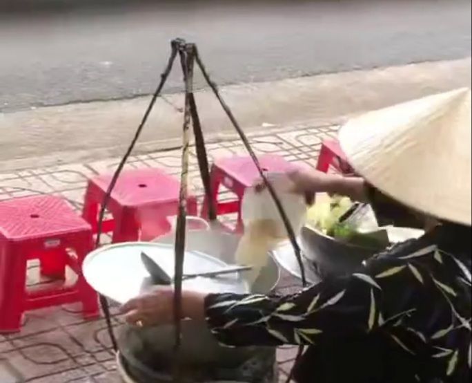 Bán thức ăn thừa cho bệnh nhân, cô bán bún bị mời lên phường