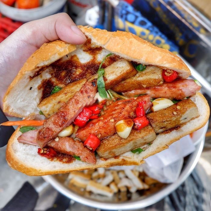Xe bánh mì gây thương nhớ ở Sài Gòn: Có chả cá béo phì còn ít bột