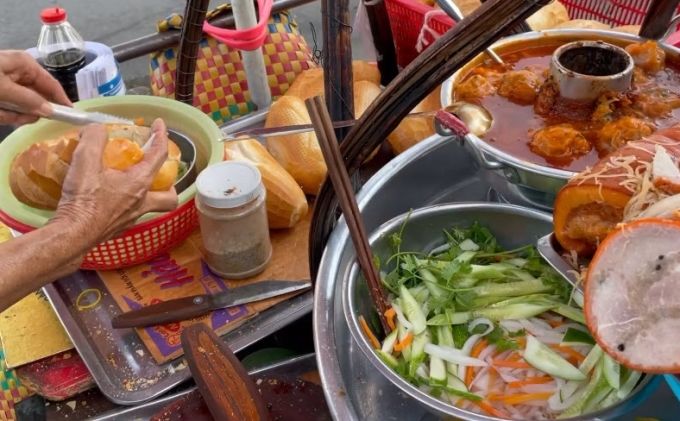 Xe bánh mì gây thương nhớ ở Sài Gòn: Có chả cá béo phì còn ít bột