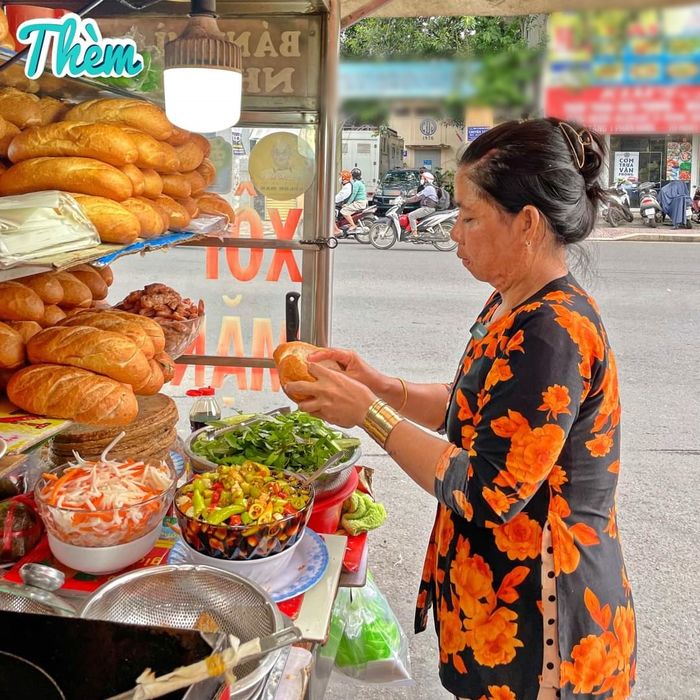 Xe bánh mì gây thương nhớ ở Sài Gòn: Có chả cá béo phì còn ít bột