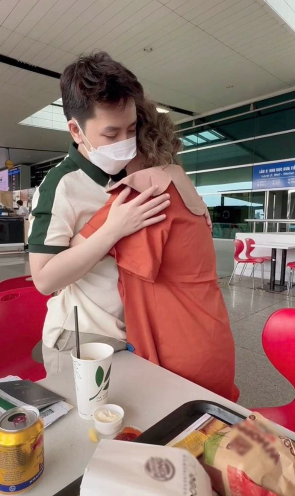 Ngậm ngùi Múi Xù một mình về Mỹ sinh con: Ba ở nhà đợi 2 mẹ con