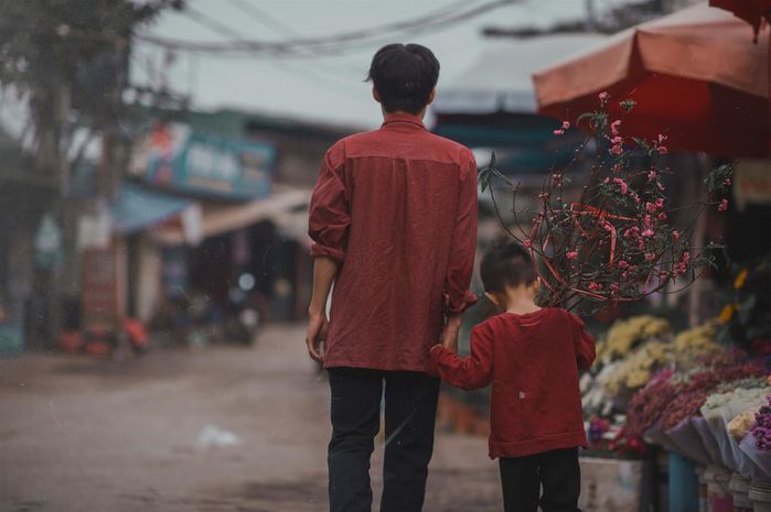 Cha cẩn thận viết giấy dặn dò dán lên yên xe máy: Con mãi là đứa trẻ