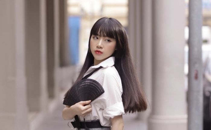 Bị chê không có gì ngoại hình, hot girl World Cup khoe luôn học vấn