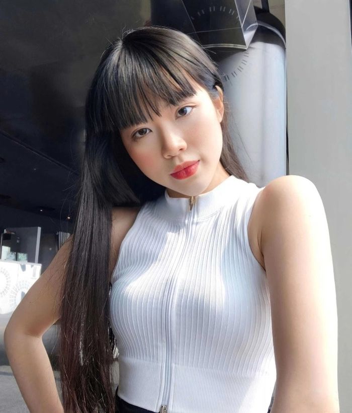 Bị chê không có gì ngoại hình, hot girl World Cup khoe luôn học vấn