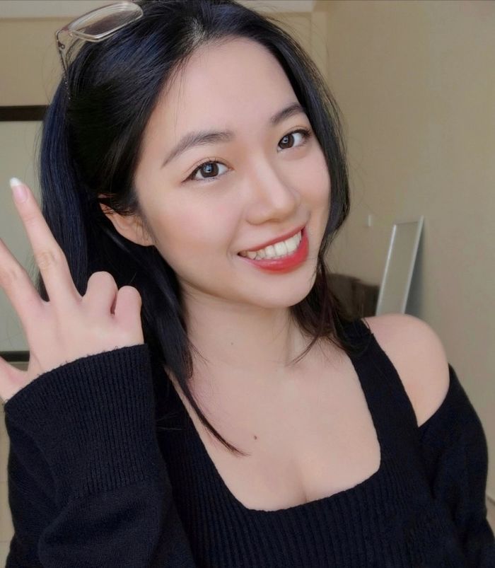 Bị chê không có gì ngoại hình, hot girl World Cup khoe luôn học vấn