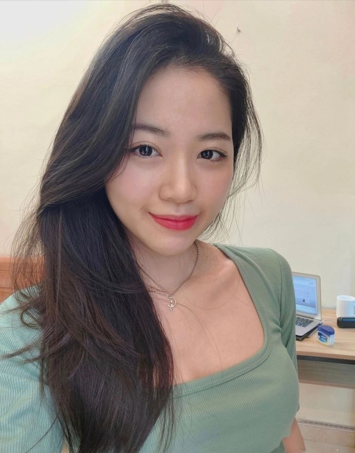 Bị chê không có gì ngoại hình, hot girl World Cup khoe luôn học vấn