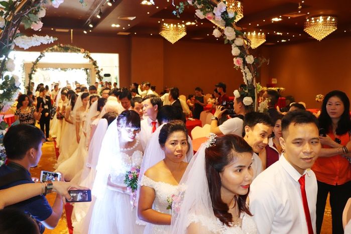 Đám cưới tập thể của 10 cặp đôi có hoàn cảnh khó khăn