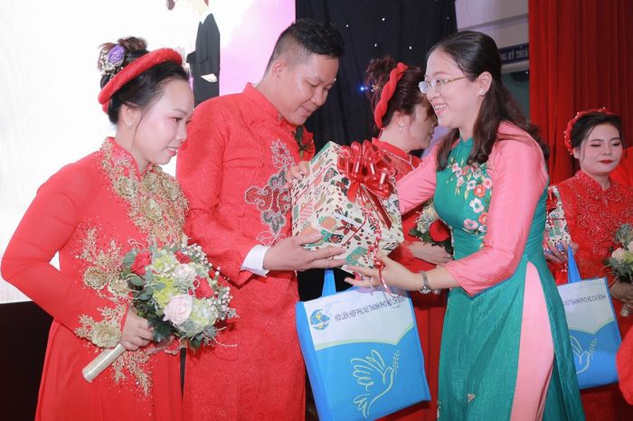 Đám cưới tập thể của 10 cặp đôi có hoàn cảnh khó khăn