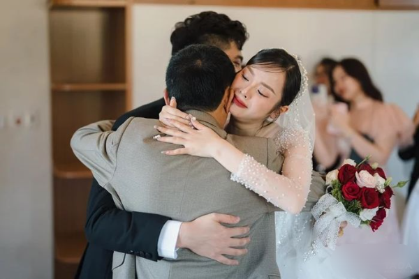 Ngày con gái đi lấy chồng, bố bật khóc nức nở: Thương nhau con nhé