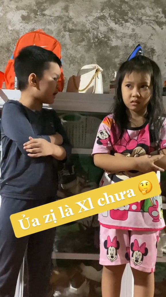 Mẹ bắt xin lỗi vì cãi lộn với em, cậu bé có biểu cảm đáng chú ý