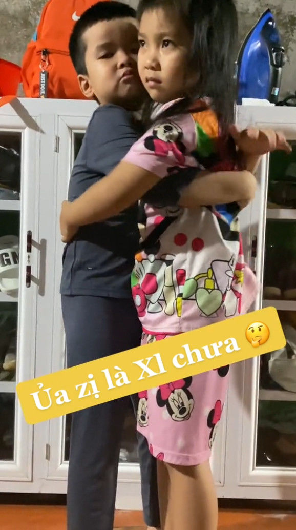Mẹ bắt xin lỗi vì cãi lộn với em, cậu bé có biểu cảm đáng chú ý